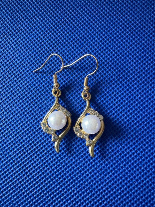 Pearl Luxe Oorbellen Gold 🌙 Pearl Luxe Oorbellen – Goudkleurig ✨